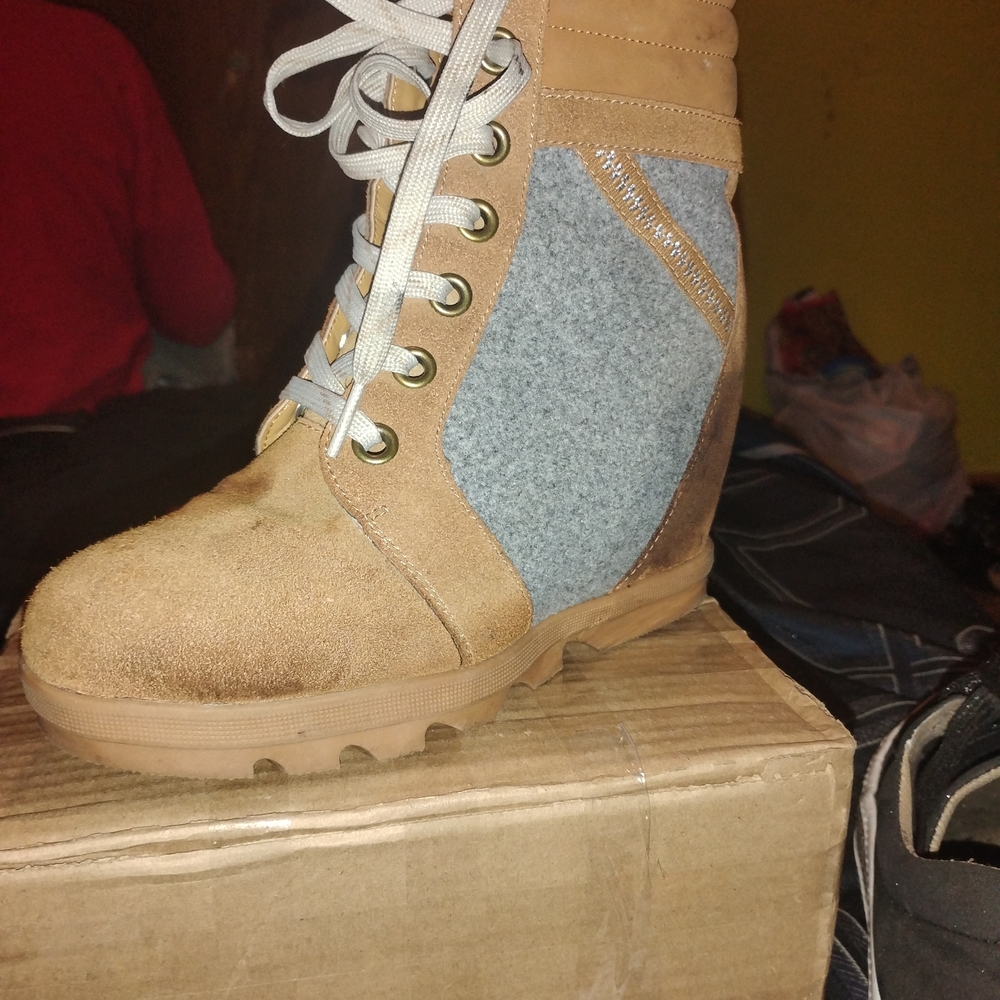Well Worn! 👃Sorel Tan and Gray Heeled Boots